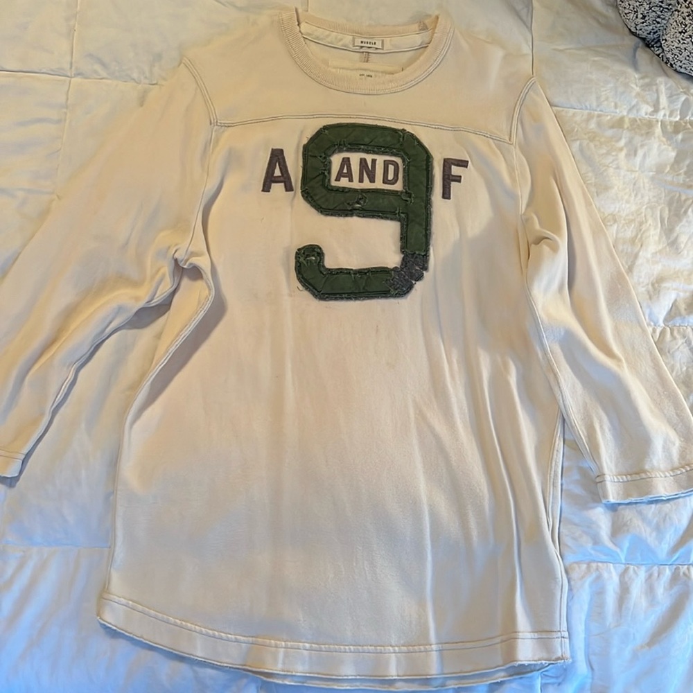 Beautiful Abercrombie and Fitch three-quarter sleeves sweatshirt.